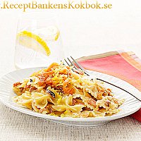 Farfalle med lax och rossallad